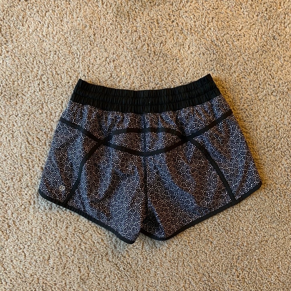 Lululemon Tracker V shorts 4”🍋